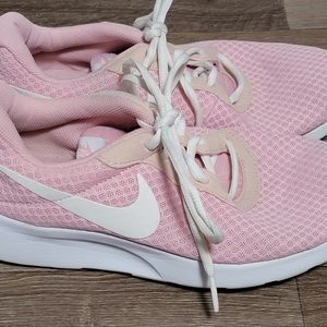 Size 9 womens nike tennis shoes